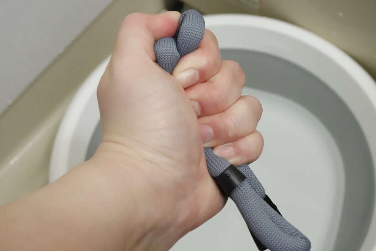 ダイソー 水に浮くメガネストラップ ダイソーの水に浮くメガネストラップを絞る