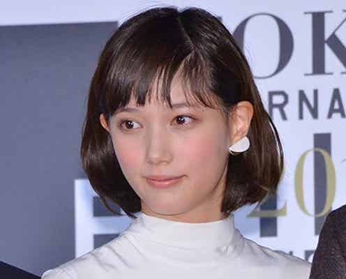 本田翼、ハグ&生足オフショット公開で「クッションになりたい」声続出