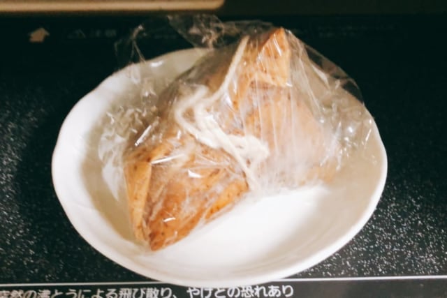 業務スーパーの豚ちまきをラップに包んで電子レンジへ