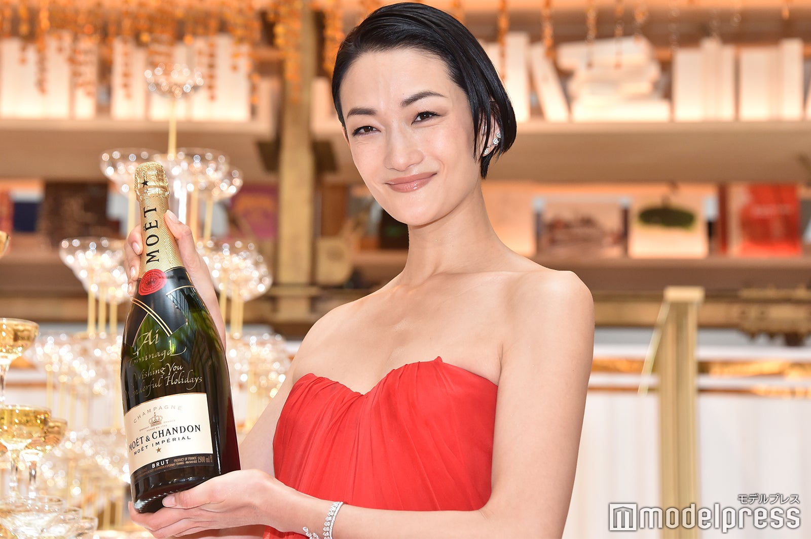 冨永愛、美デコルテ披露の華やかドレスでシャンパンタワー初体験 クリスマスの予定も明かす