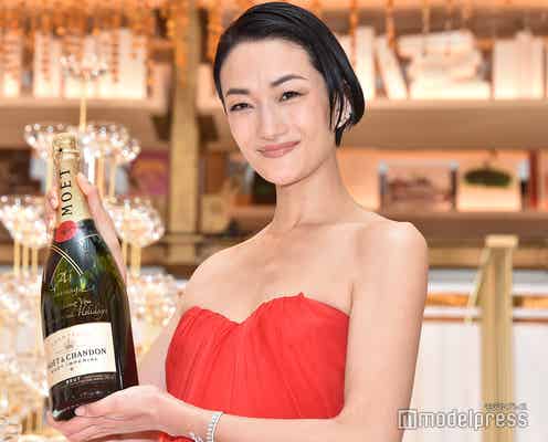 冨永愛、美デコルテ披露の華やかドレスでシャンパンタワー初体験 クリスマスの予定も明かす
