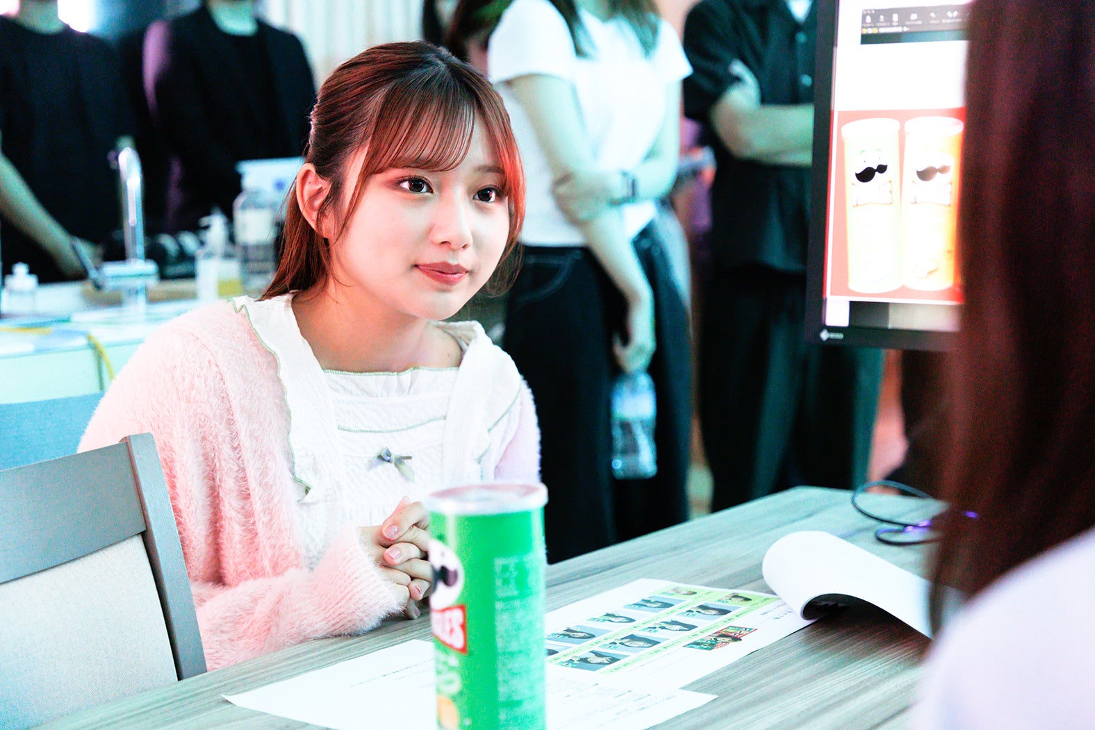 希空「プリングルズ」撮影メイキングより（提供写真）