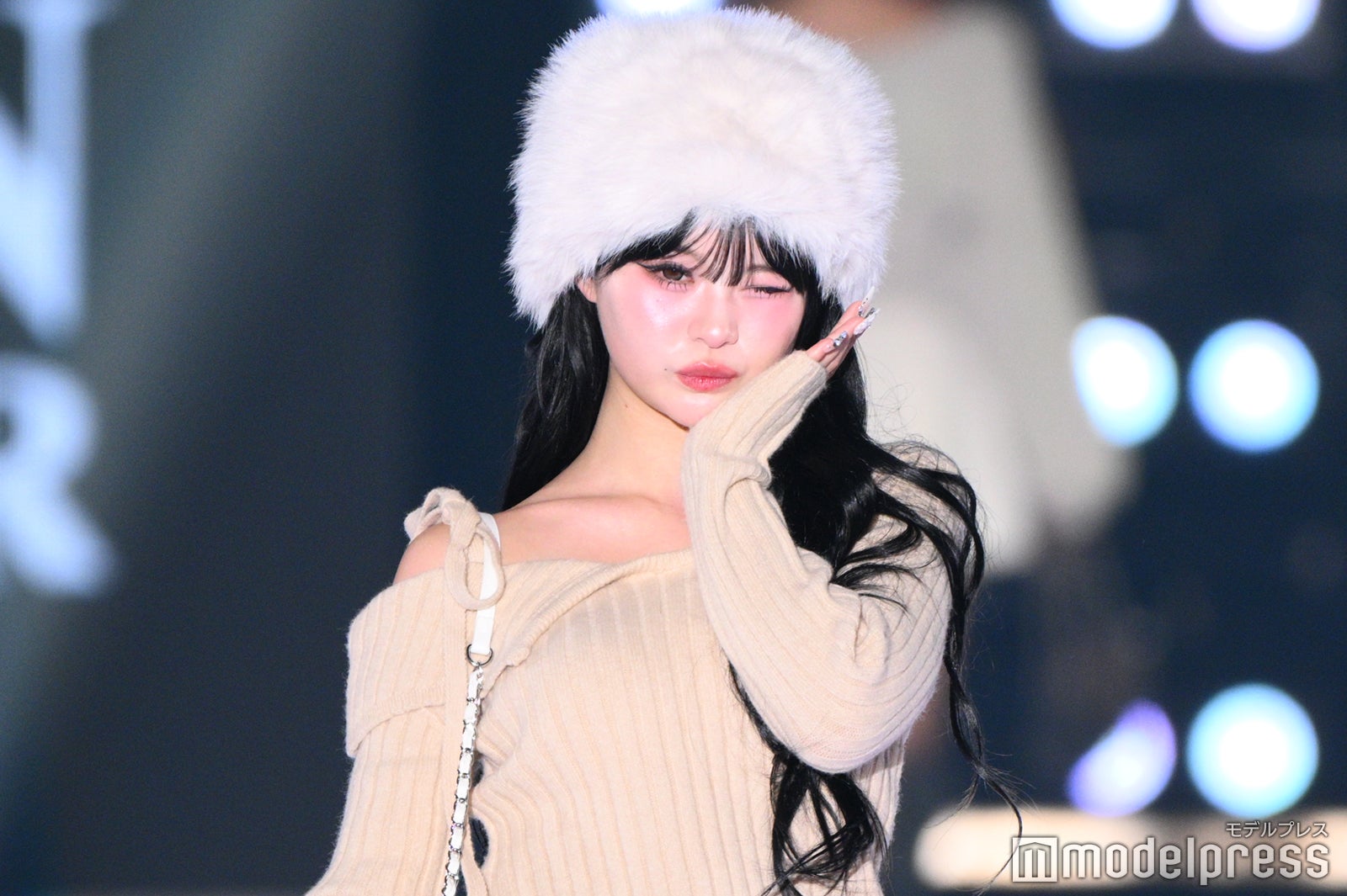 YouTuberさくら、フリルスカート×ルーズソックスで美脚見せ 秋っぽコーデで登場【関コレ2025A/W】