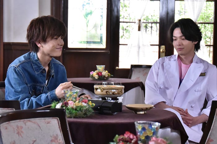 岩田剛典、中村倫也/「崖っぷちホテル!」第8話より(C)日本テレビ