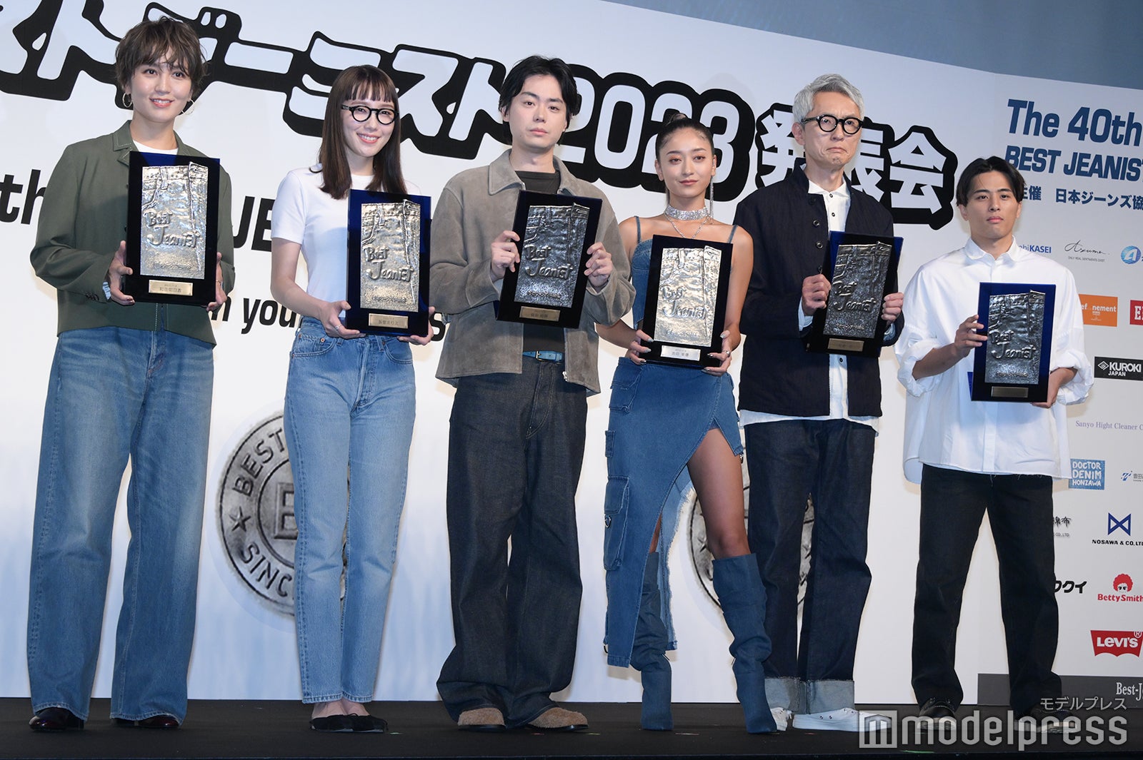 （左から）和田明日香、飯豊まりえ、菅田将暉、みちょぱ、松重豊、富樫勇樹選手（C）モデルプレス