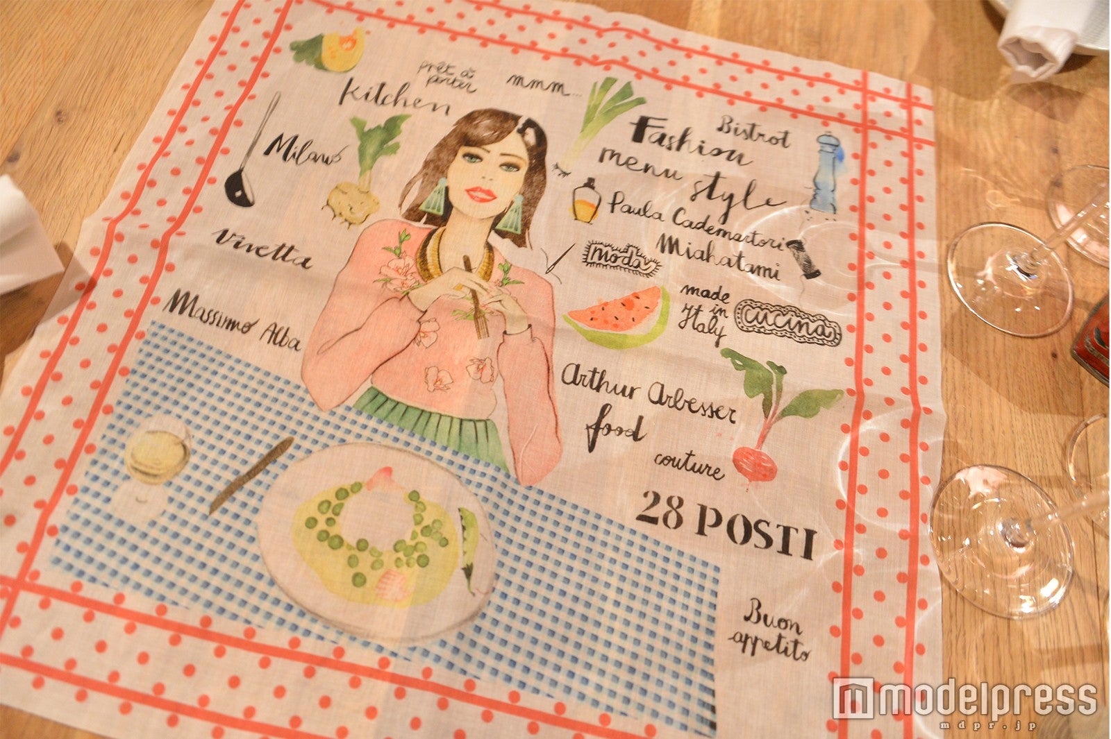 ミラノファッションウィーク仕様のテーブルクロス（C）モデルプレス