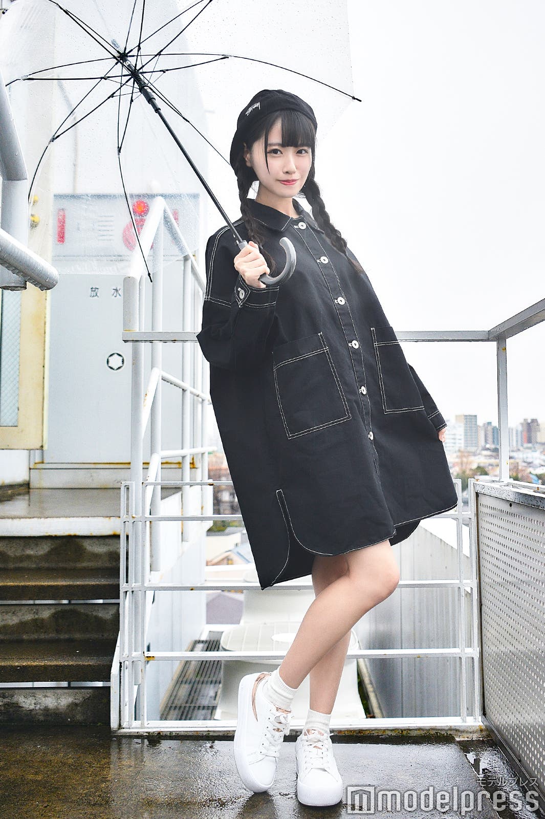 ハンチングとシャツワンピが可愛い中村舞コーデ(C)モデルプレス