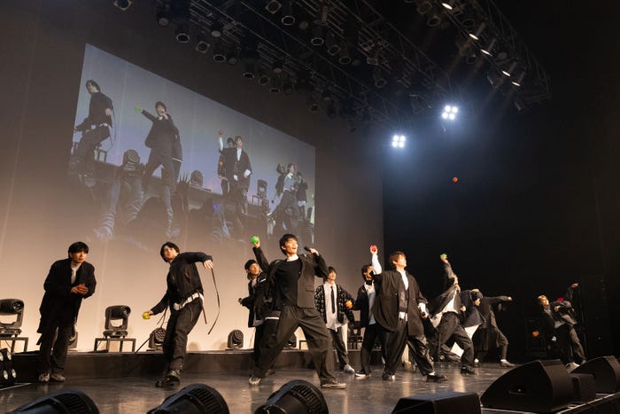 サインボール投げをする「ホリアク」メンバー(提供写真)