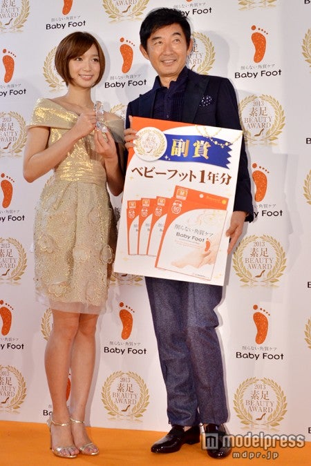 「素足ビューティアワード2013」授賞式に登壇した芹那と石田純一
