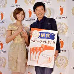 「素足ビューティアワード2013」授賞式に登壇した芹那と石田純一