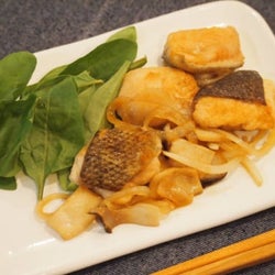 万人ウケ!簡単レシピ「鮭の甘辛ダレ炒め」を紹介♡