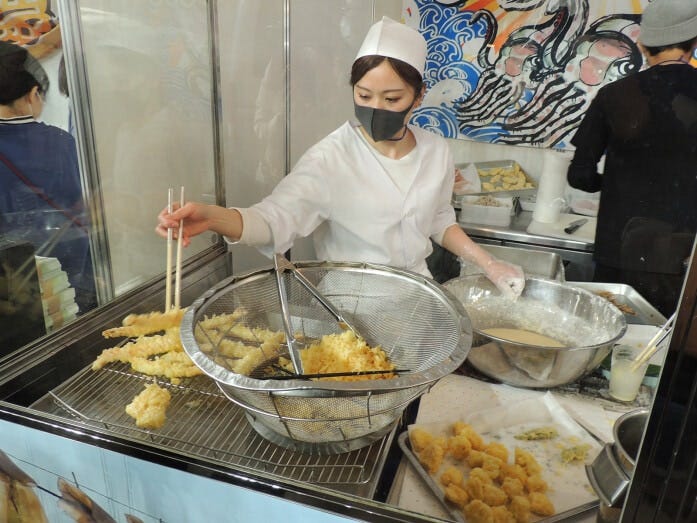 佐賀県「天ぷらさとう」の「イカづくし天丼」。次々にイカの天ぷらなどが揚がっていきます