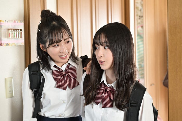 小栗有以、飯沼愛 (C)「パパとムスメの7日間」製作委員会