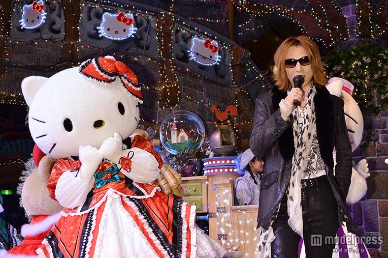 X JAPAN・YOSHIKI、ハローキティと“Xポーズ”サンリオピューロランドに