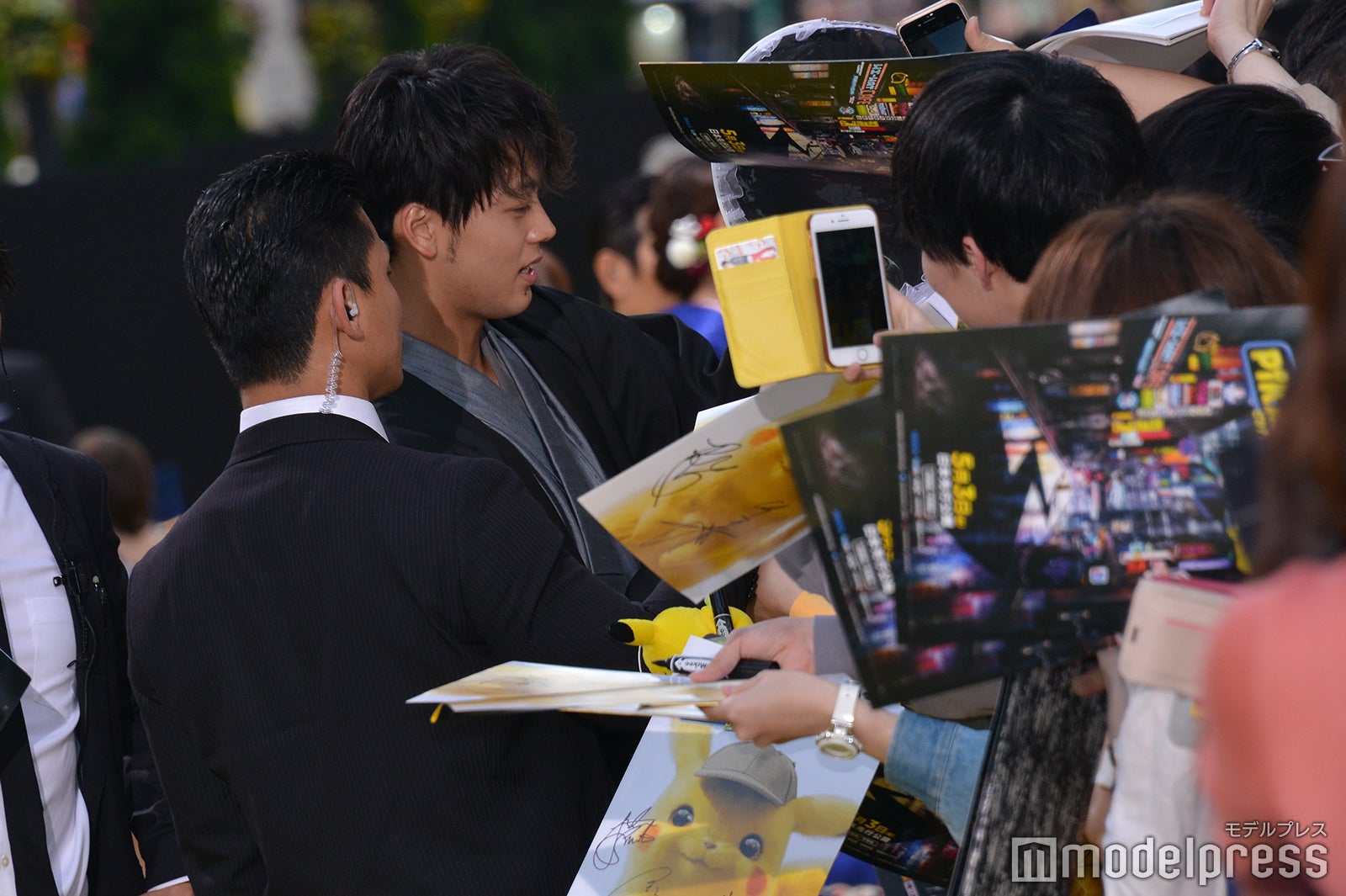 ファンへサインに応じる竹内涼真（C）モデルプレス
