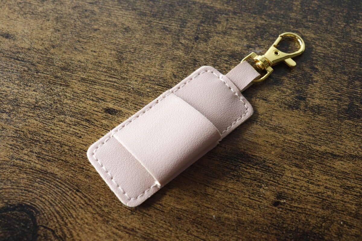 ピンク色の合皮ペンホルダーを俯瞰で撮影 ピンク色の合皮ペンホルダーを俯瞰で撮影