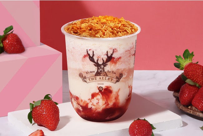 ジ アレイ「カリカリストロベリーティーラテ」フレッシュ苺のラテにカリカリフレークをON