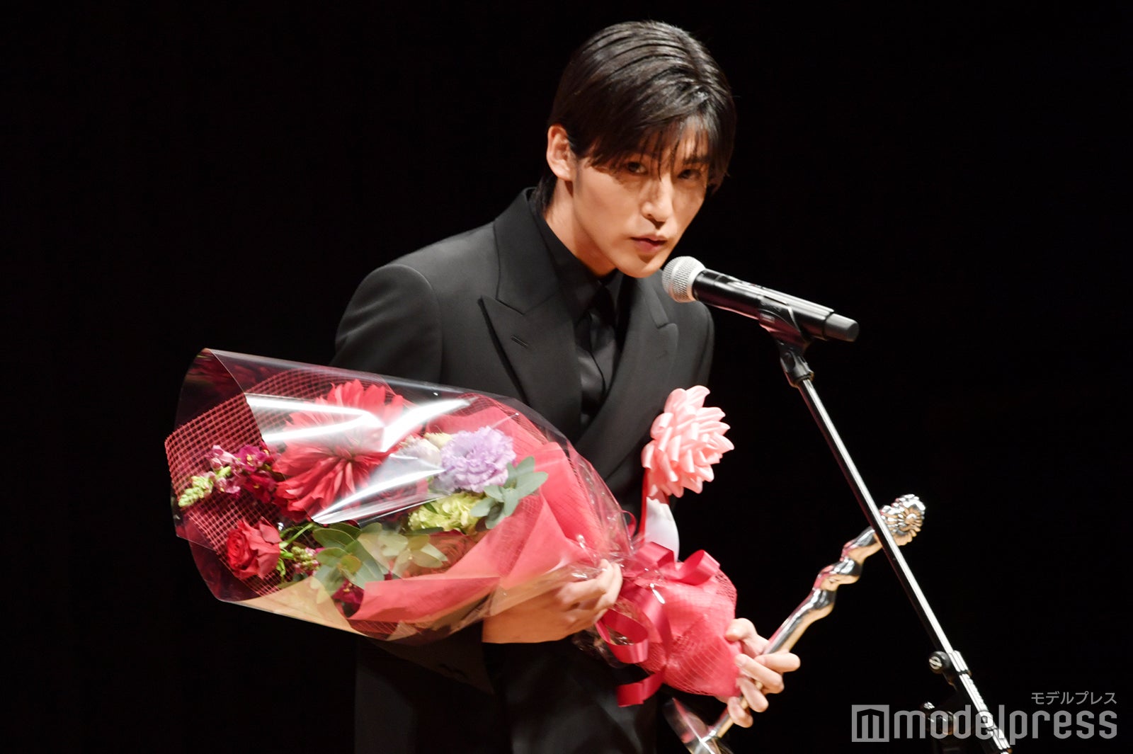 マイクの位置が低く、前屈みになりながら話す目黒蓮（C）モデルプレス