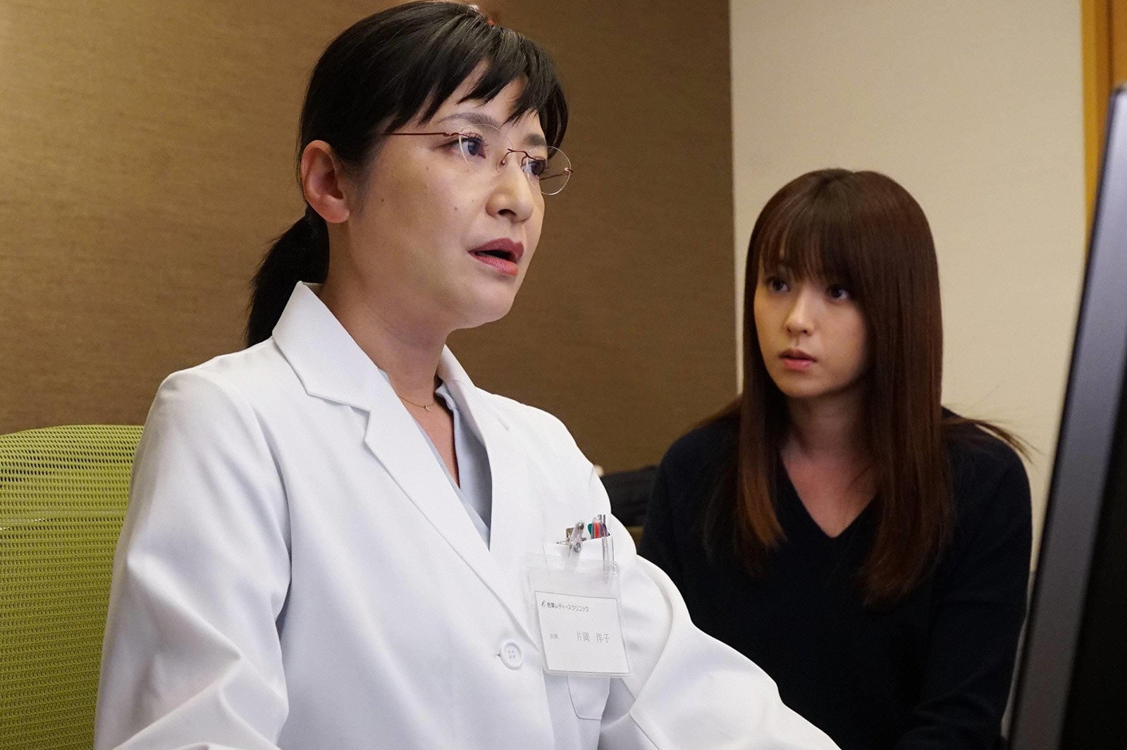 伊藤かずえ、深田恭子／「隣の家族は青く見える」第3話より（C）フジテレビ