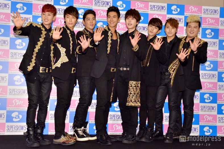 SUPER JUNIOR（左から：ウニョク、ドンヘ、カンイン、シウォン、キュヒョン、リョウク、ソンミン、シンドン）