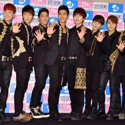 SUPER JUNIOR(左から:ウニョク、ドンヘ、カンイン、シウォン、キュヒョン、リョウク、ソンミン、シンドン)