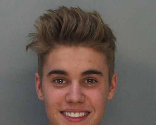 ジャスティン・ビーバー、逮捕写真で笑顔