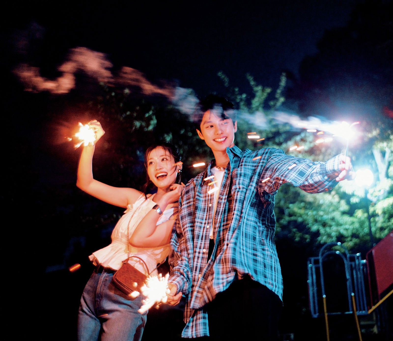 生見愛瑠＆本田響矢、密着花火デート 夏恋シチュエーションを熱演