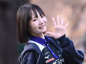 「ワ～オ！」岡田紗佳ベアトップドレスで圧巻美デコルテ！「コレは四暗刻」「思わず見とれた」