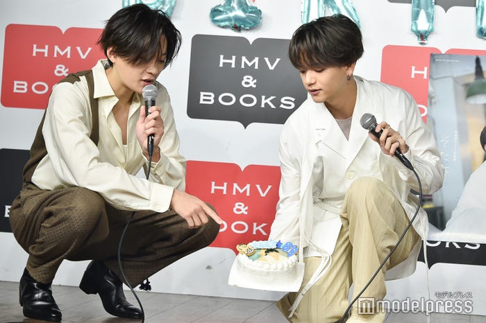 報道陣にケーキを見せるためにしゃがんでくれる八木勇征、中島颯太(C)モデルプレス
