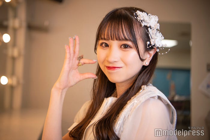 ひなの「ヒ」ポーズをやってくれたひなさん(C)モデルプレス