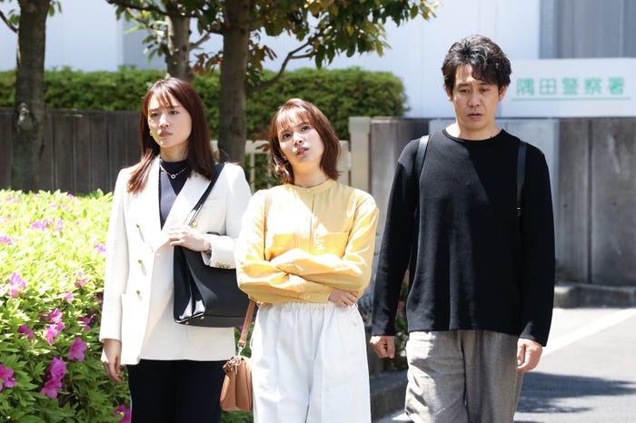 綾瀬はるか、関水渚、大泉洋/「元彼の遺言状」第5話より(C)フジテレビ