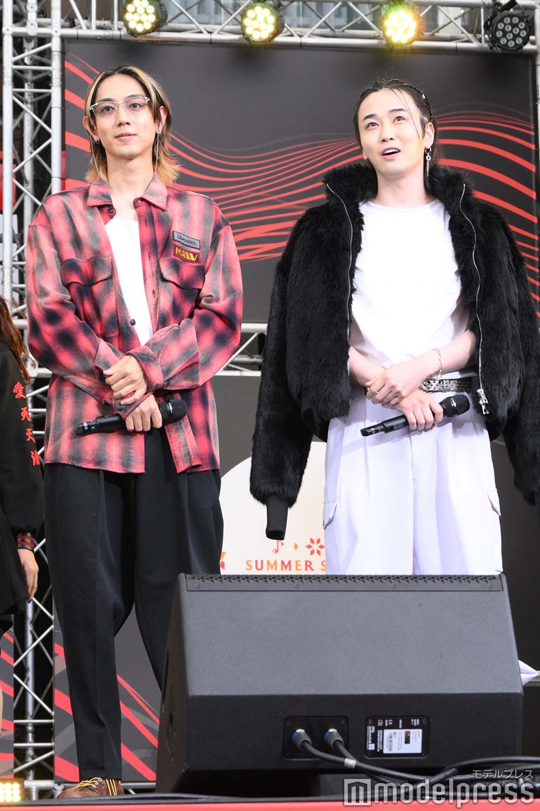 ほか共演者より距離が近い駒木根葵汰、カルマ（C）モデルプレス