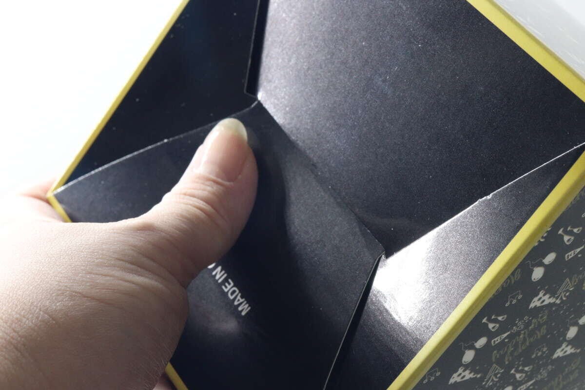 ボックスの底面を指で折り込んでいる手元