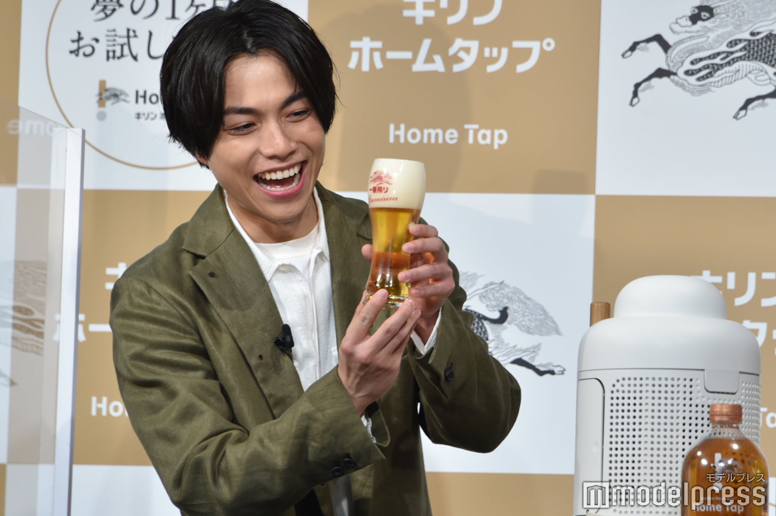 ビールサーバーの注ぎ体験が成功し、満開の笑顔で喜ぶ重岡大毅 （C）モデルプレス