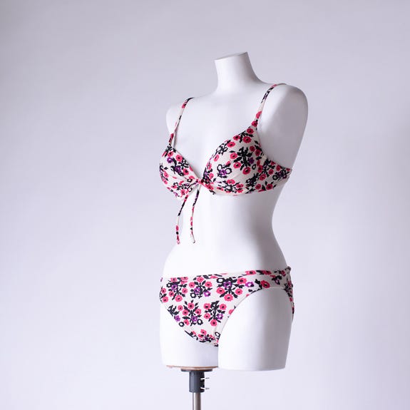 小花柄レースフリル付キャミ・ショートパンツ付ビキニ4点セット「JILL STUART」5,980円(+税)
