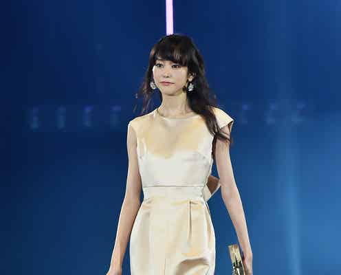 桐谷美玲、エレガントなドレスコーデで華やかに魅了<TGC2016 S/S>