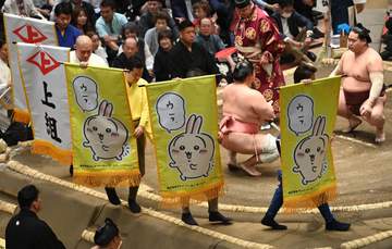 大相撲客席で常連の著名人が熱視線 ピンクのニットで存在感際立つ「目立ってるぅ」「ドラえもんが気になる」