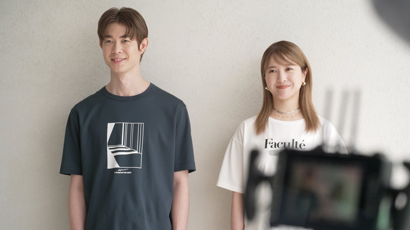 宮沢氷魚、吉高由里子／新TVCM「リッチクリーンTeeは、まちがいない服。海の見える部屋篇」メイキングより（提供写真）