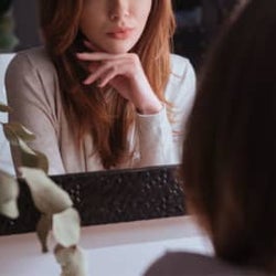 なぜか夫が私の行動を把握してる…?背徳の美人妻が感じた、優しい夫への違和感