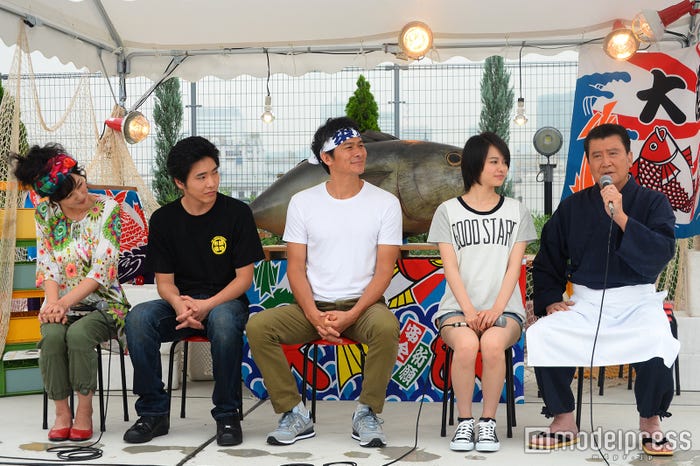 (左から)板谷由夏、柄本佑、伊原剛志、山本舞香、里見浩太朗(C)モデルプレス
