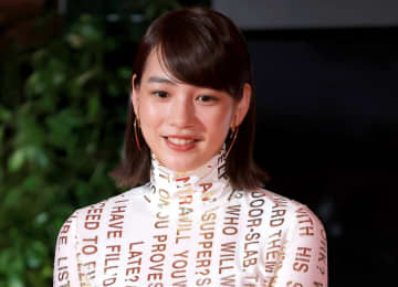 のん 女優の忘年会コーデ プライベート姿に反響「透明感」「もこもこアウターがオシャレ」