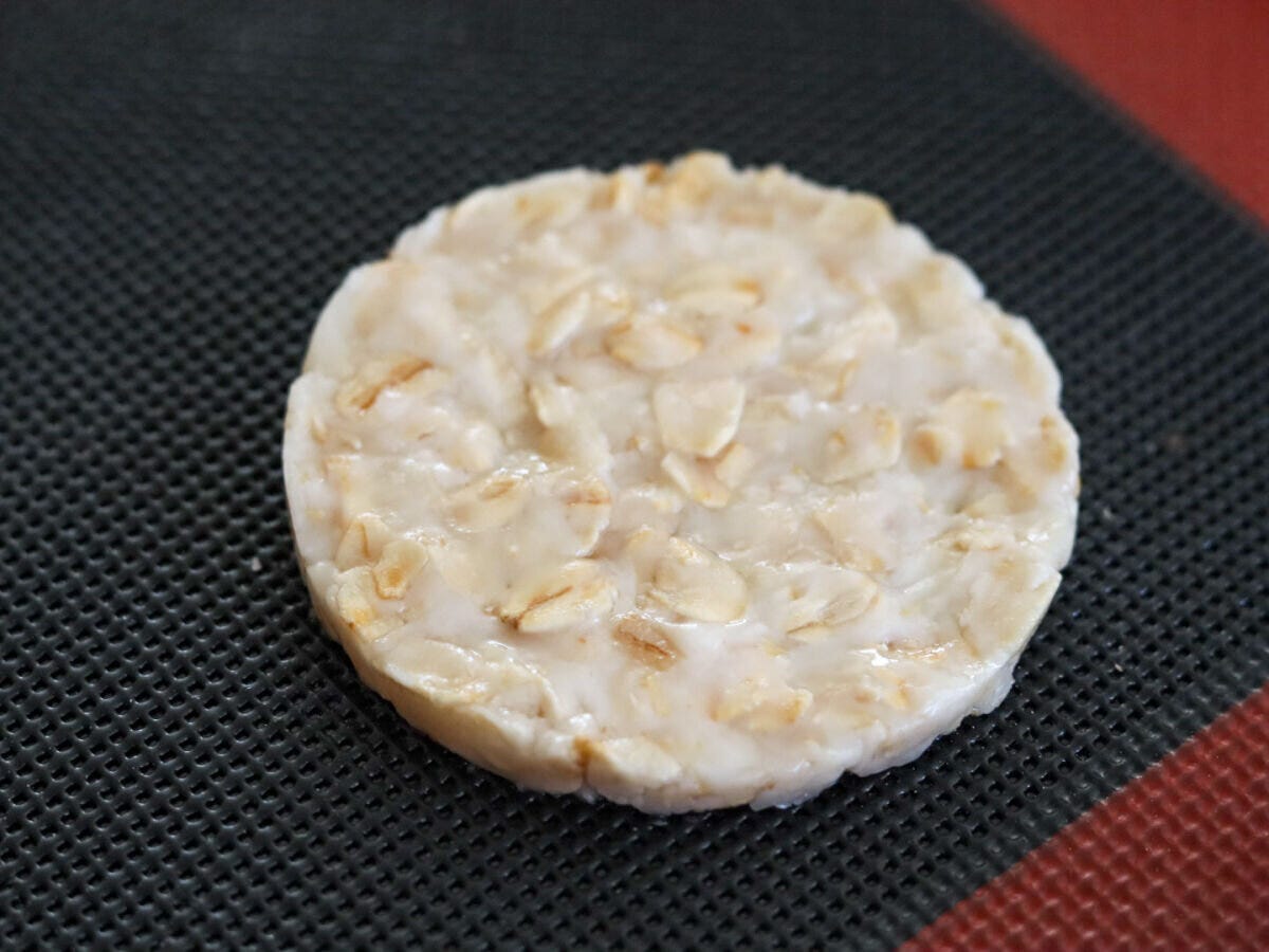 セルクルを外して丸く整形された米粉オートミールクッキーの生地