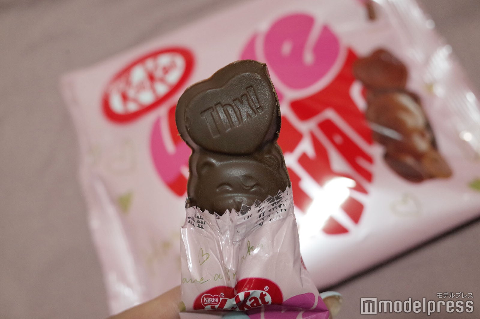 ハートバルーンに刻まれたメッセージが可愛い（C）モデルプレス