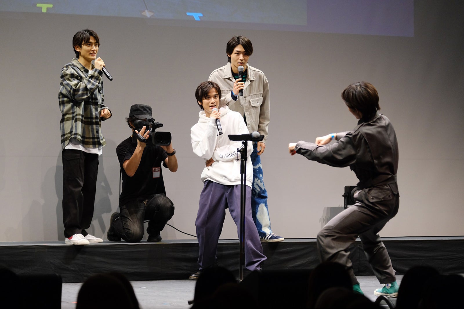 （左から）高橋颯、島村龍乃介、八村倫太郎、駒木根葵汰（C）ホリプロ