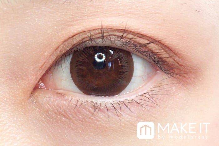 ルナソル/マカロングロウアイズ/01 Cassis 使用 (C)メイクイット