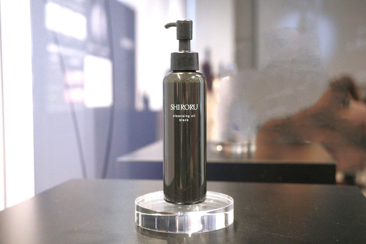 頑固な角栓も“ほぐれ落ち”？炭酸泡洗顔のSHIRORUからクレンジングオイルが登場。とろける感触の秘密は？