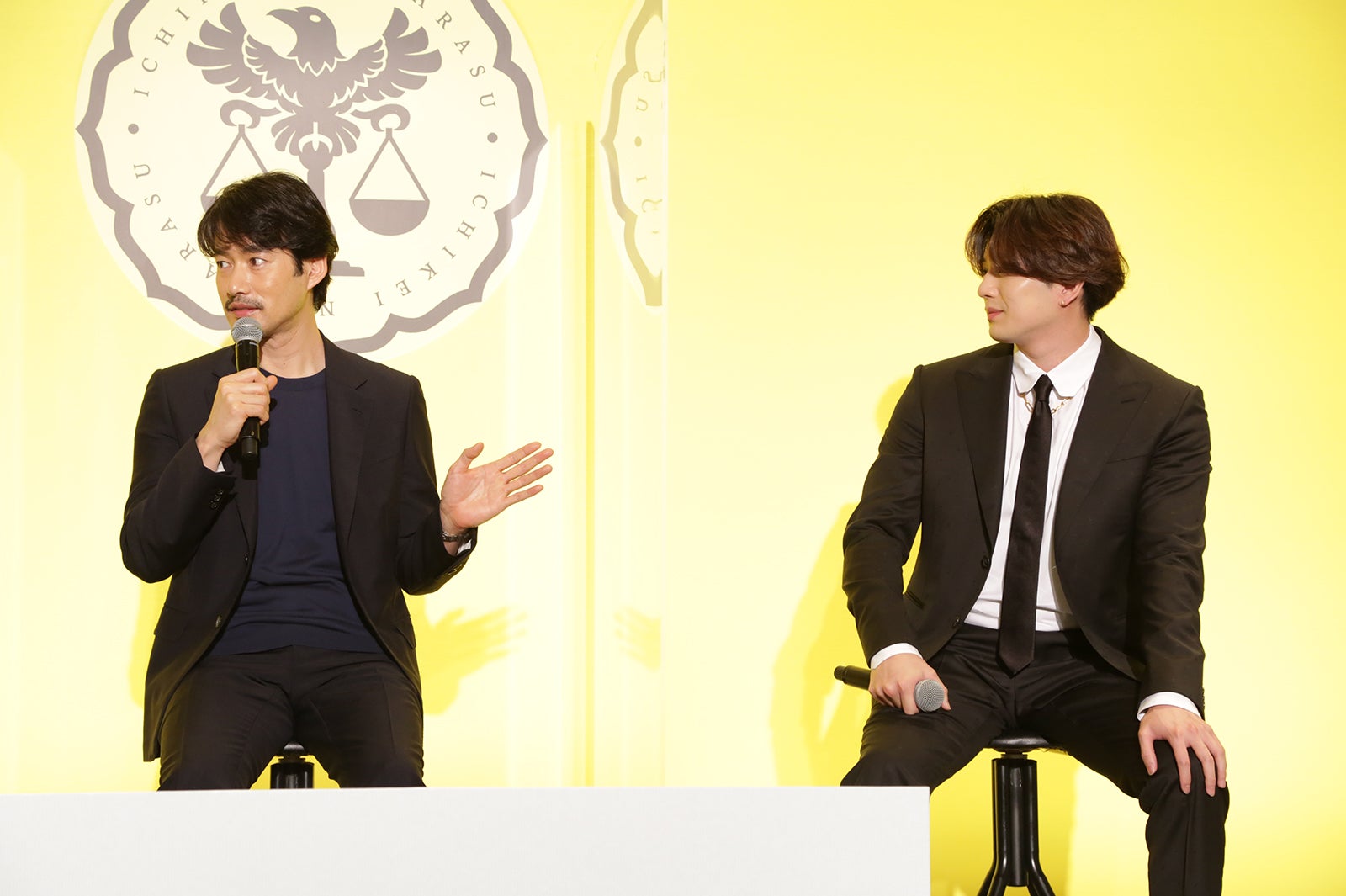 竹野内豊、新田真剣佑（C）フジテレビ