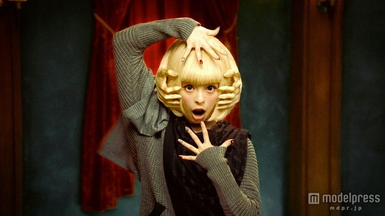 きゃりー扮する“きゃりーかむかむ”／「g.u.」新CM「ファッションモンスター the ファイナル」篇より