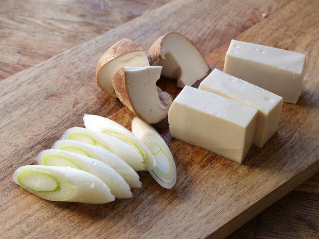 豆腐は3等分または食べやすい大きさに、長ネギは1cm程の斜め切りに、しいたけは食べやすい大きさに切る
