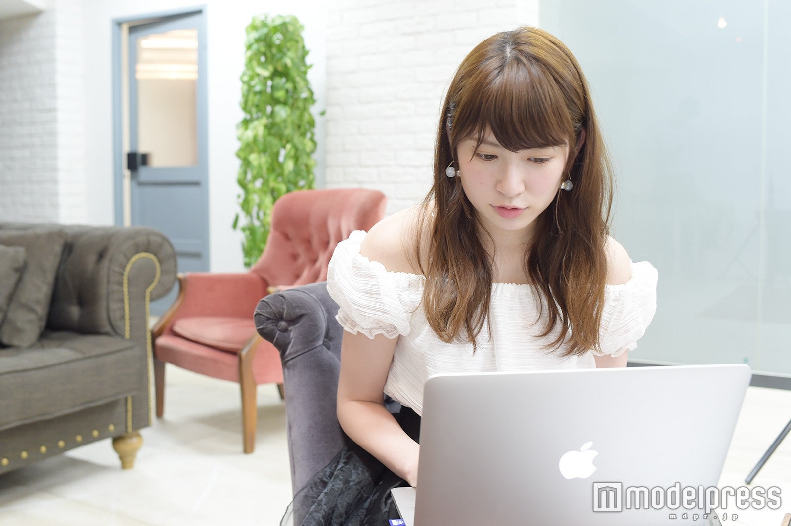 自身のMacbookで編集作業！使用ソフトは「Final Cut」とのこと（C）モデルプレス